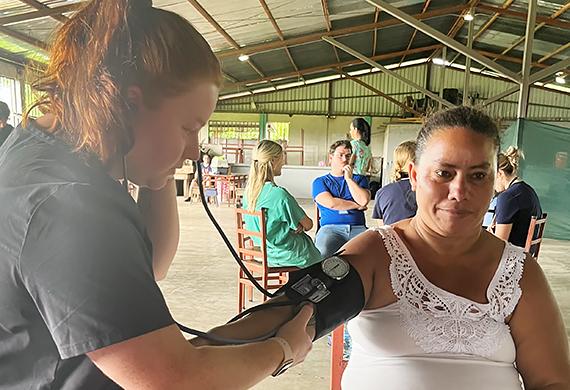 Image of Jenna Jedlicka ’25 on the Costa Rica mission working with a patient.